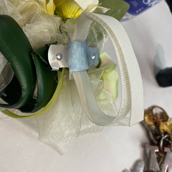 Wrist Corsage Wedding Prom w/Velcro Strip - Picture 4 of 6